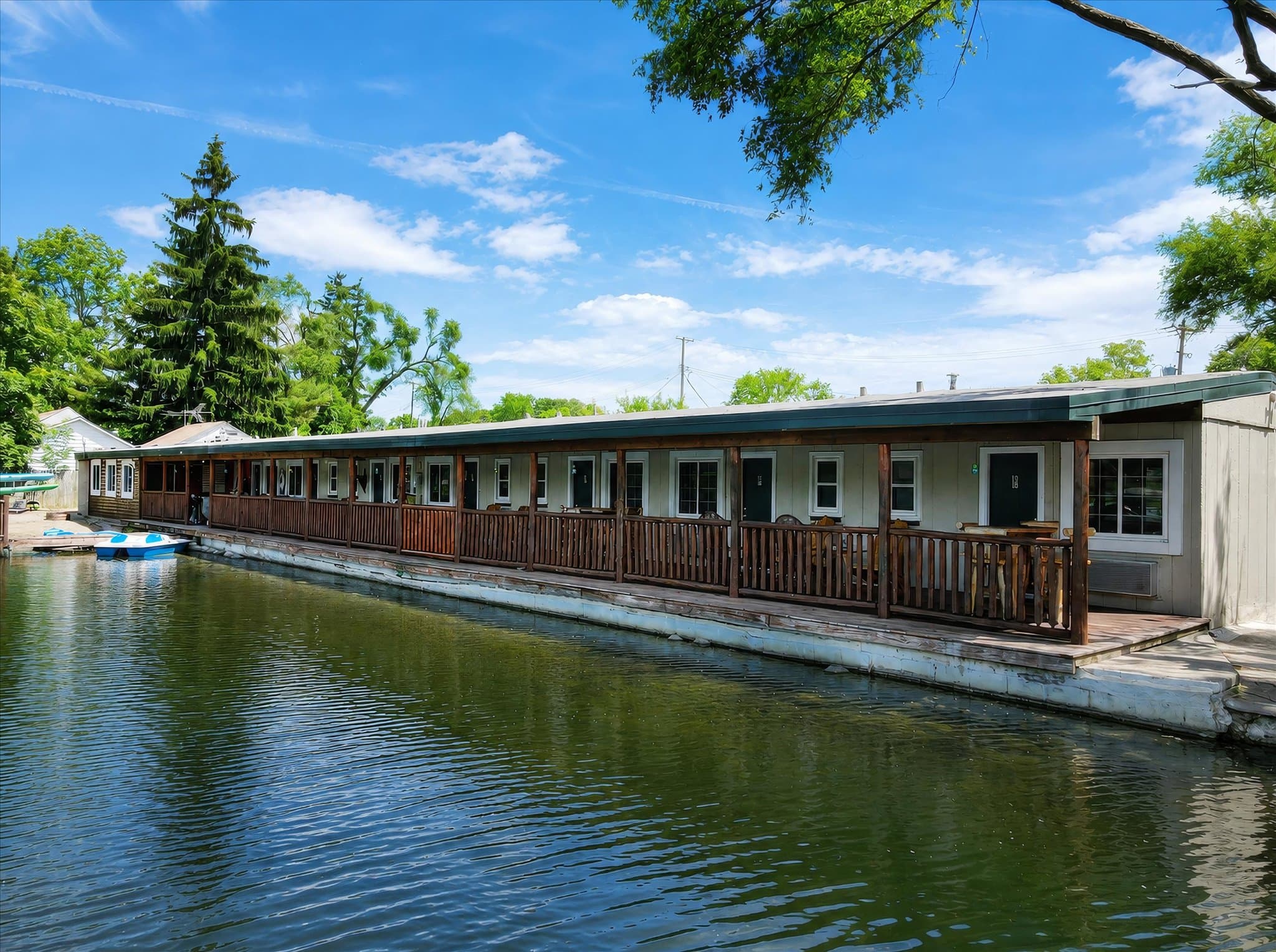 The lakefront room building at Olde Mill Inn of Clarkston seen from the water